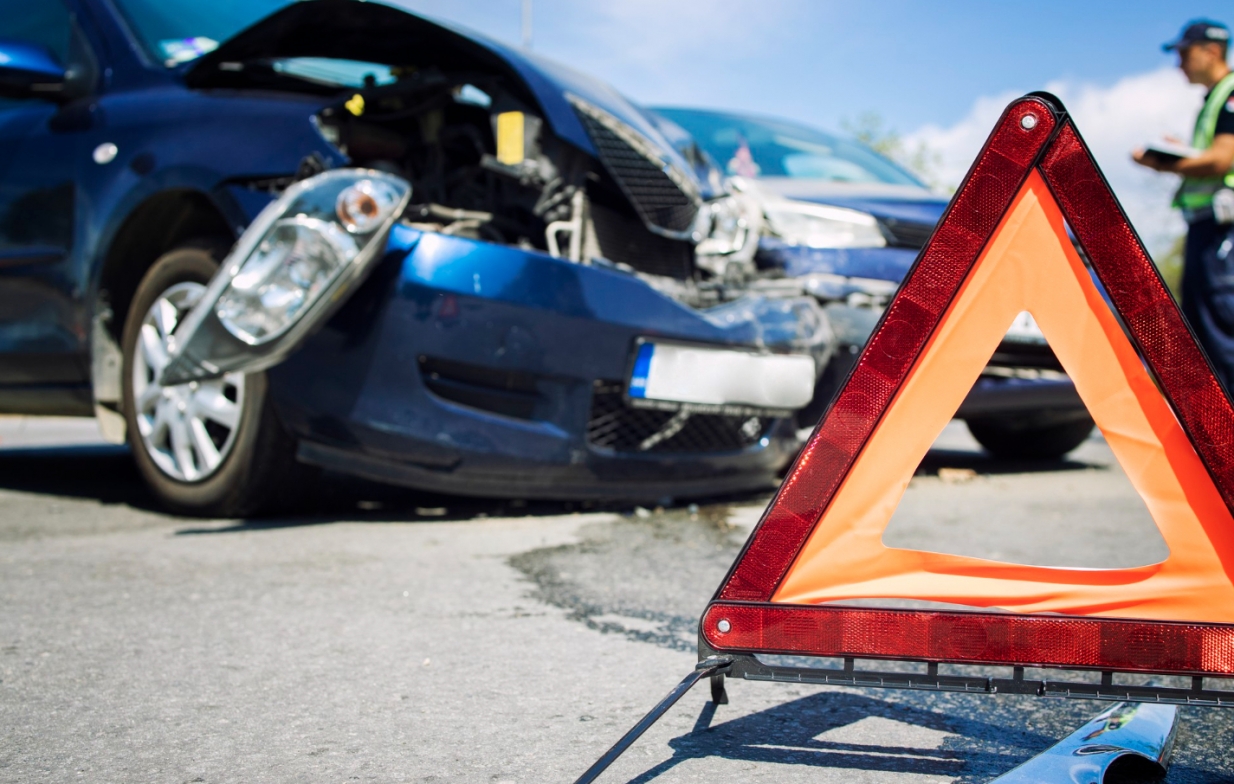 Poważny wypadek na drogach powiatu puławskiego: Czołowa kolizja dwóch aut