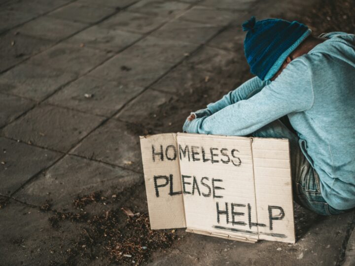 Zima zagraża bezdomnym: Służby miejskie starają się nieść im pomoc