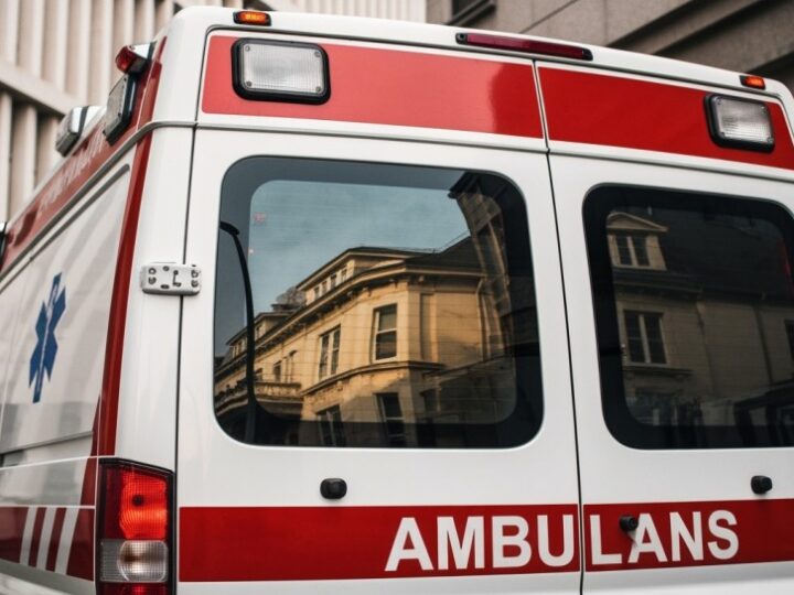Młodzieżowa drużyna pożarnicza uczy się bezpieczeństwa w sali „Ognik”