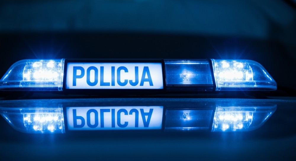 Mężczyzna ukradł busa z hurtowni, uszkodził bramę i wrócił nietrzeźwy do domu