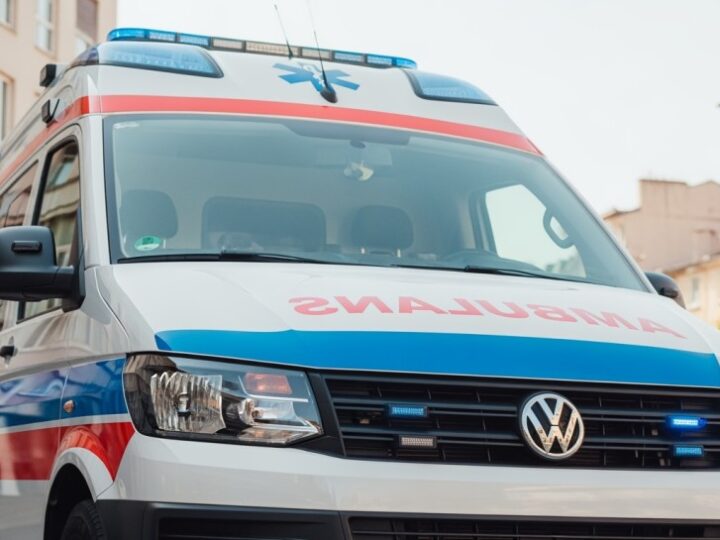 Policjantka uczy, jak dbać o bezpieczeństwo w codziennym życiu w Puławach