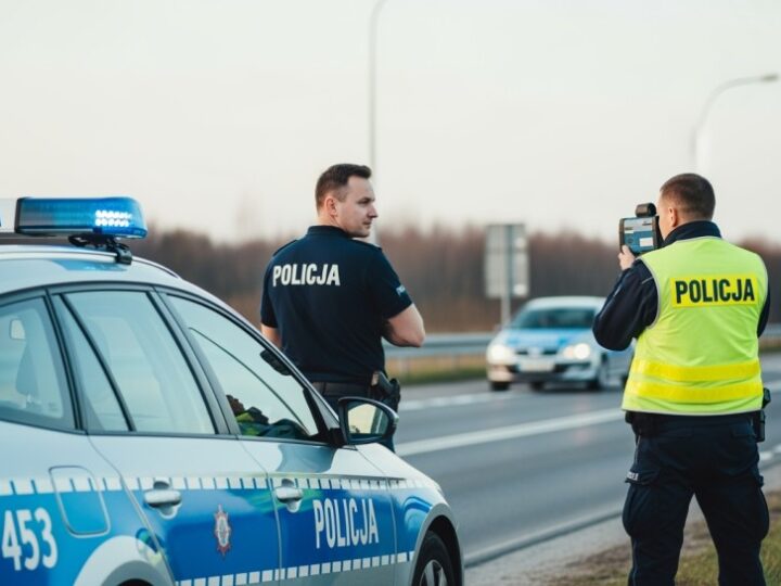 Kierowca Tesli ukarany podwójnym mandatem za prędkość w Parafiance
