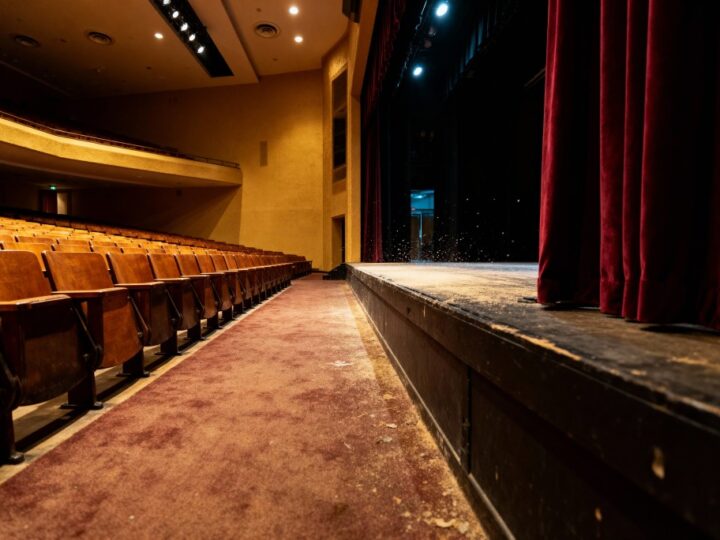 Puławski Teatr Amatora wraca z przewrotną adaptacją „Świętoszka” w nowoczesnym wydaniu!