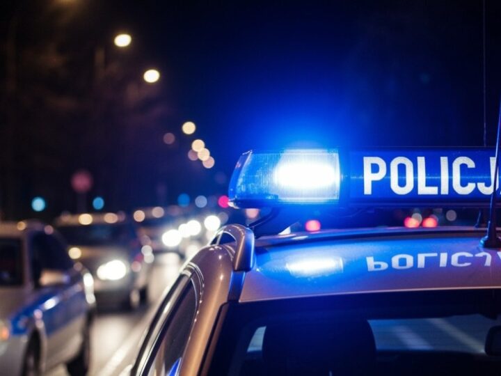 Pijany kierowca bez uprawnień przewoził pasażerów w bagażniku