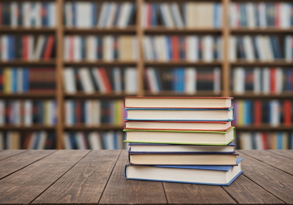 Mrożące krew w żyłach czytanie dla młodych odkrywców w bibliotece